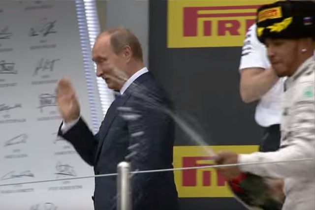 Lewis Hamilton innaffia Putin con lo champagne – Video