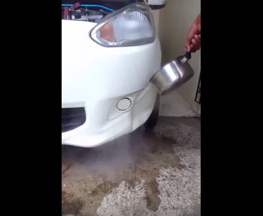 Versa acqua bollente sull’auto, quello che accade dopo è sorprendente