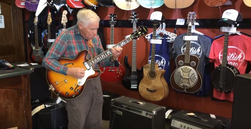 A 80 anni entra in un negozio di chitarre, quello che fa è sorprendente