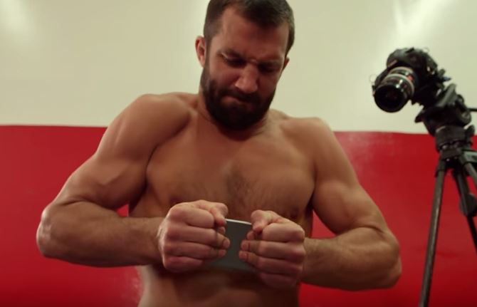 Campione di arti marziali sfida i nuovi iPhone in un test di resistenza
