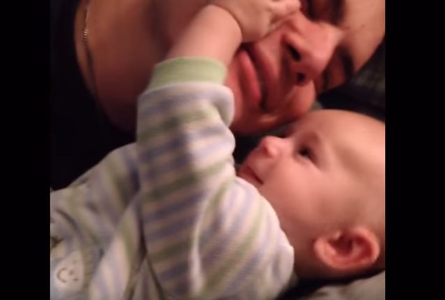 Sembra un papà come tanti che abbraccia il figlio, ma ha qualcosa di speciale