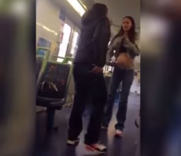 Calci e pugni ad una donna incinta su un bus tra l’indifferenza generale