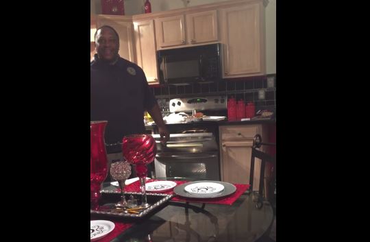 La moglie è incinta dopo 17 anni di tentativi, la sua reazione non ha prezzo