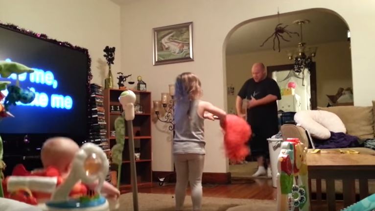 Nasconde telecamera per controllare i figli e fa una scoperta sorprendente sul marito