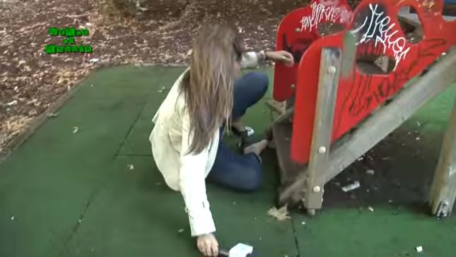 Papera durante il servizio, lo scivolone della giornalista è virale – Video