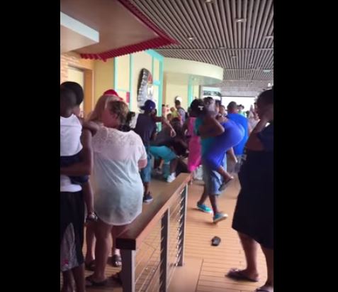 Rissa per un hamburger sulla nave da crociera – Video