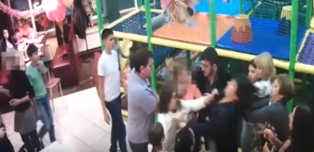 La festa per bambini finisce in rissa: pugni, schiaffi e tirate di capelli