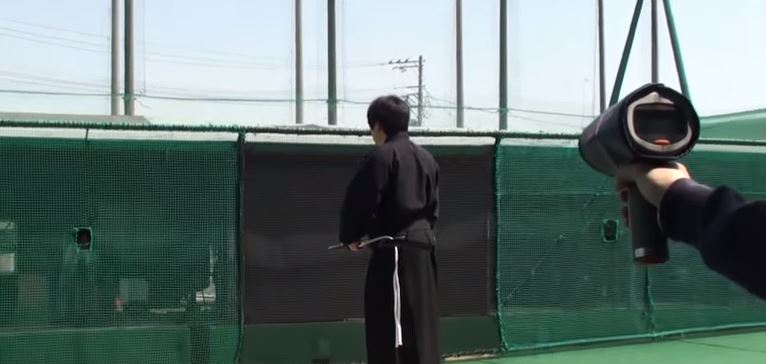 Samurai taglia in due una palla da baseball scagliata a 160 km/h