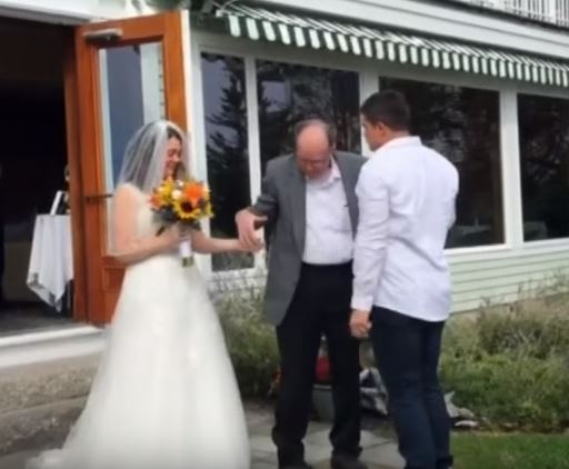 Si alza dalla sedia a rotelle per accompagnare la figlia all’altare – Video