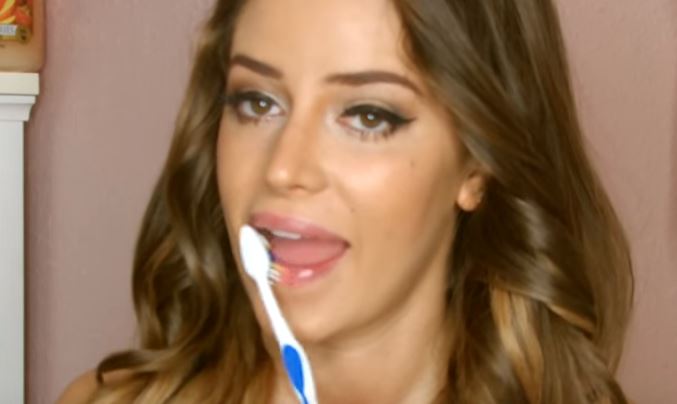 Si passa lo spazzolino sulle labbra, il motivo vi lascerà senza parole