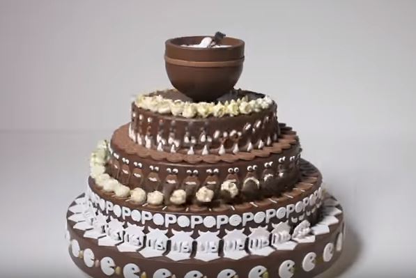 A prima vista sembra una torta come tante, ma se la fai roteare diventa magica