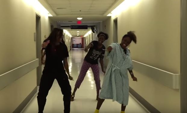 Travagli alternativi, donna balla con le doglie – Video