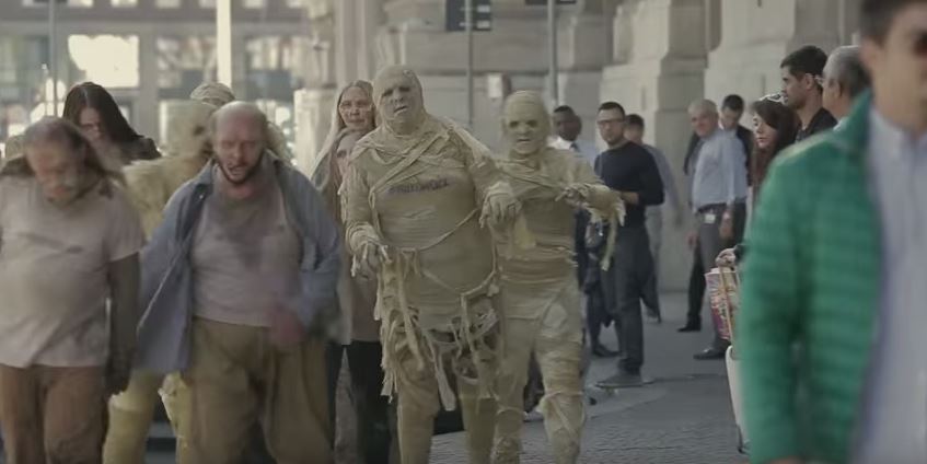 Halloween, zombie e mummie invadono Milano – Video