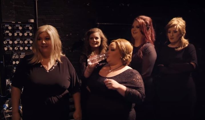 Adele partecipa ad una gara di imitatrici di Adele – Video
