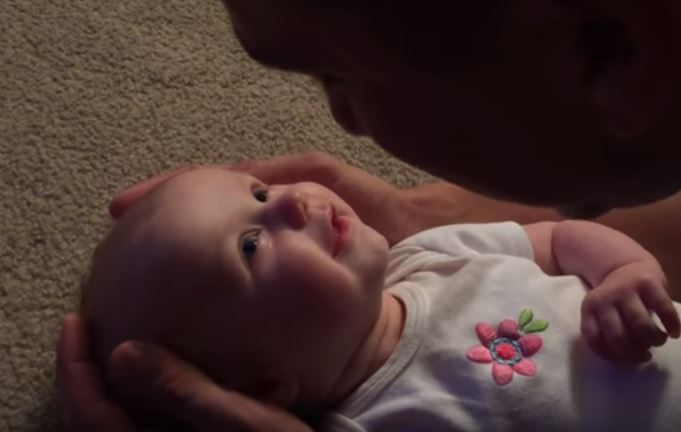 Il papà le dedica una canzone, la reazione della neonata vi riempirà il cuore