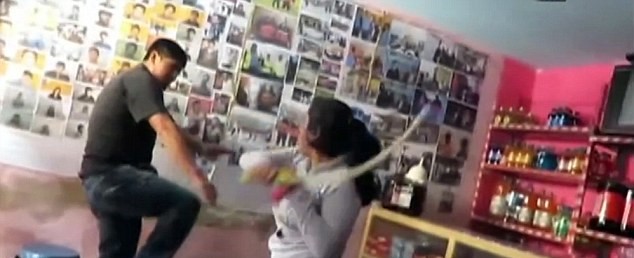 Entra in hotel con l’amante, la moglie lo convoca al bar e lo frusta davanti a tutti