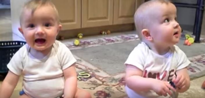Imitano lo starnuto del padre, questi due gemelli sono adorabili