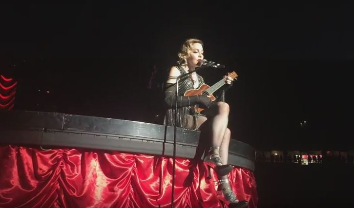 Madonna canta “La vie en rose” per le vittime di Parigi – Video