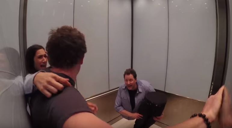 Mago “si divide in due” e terrorizza tutti in ascensore – Video