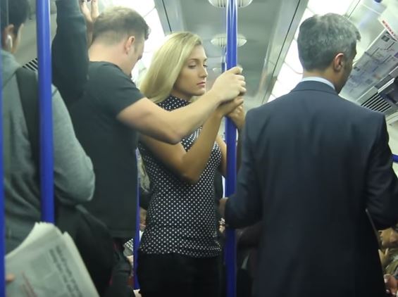Donna molestata in metropolitana,  ecco le reazioni dei passeggeri