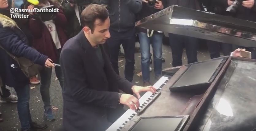 Parigi, il giorno dopo: pianista suona “Imagine” vicino al Bataclan