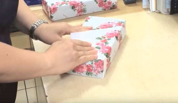 2 modi per incartare i regali: uno è velocissimo, l’altro è un’opera d’arte