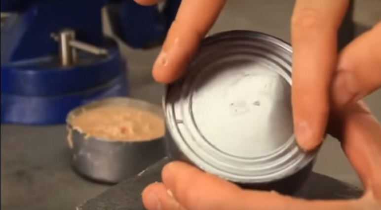 Due youtuber russi spiegano come aprire una lattina di alluminio senza apriscatole