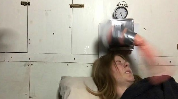 Sonno pesante? Questa sveglia fa al caso vostro – Video