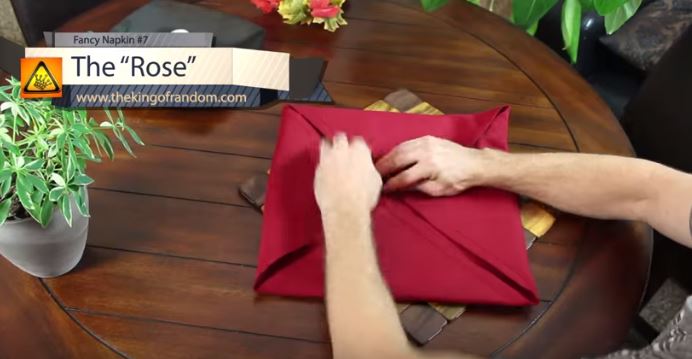 Piega il tovagliolo in un modo mai visto prima – Video