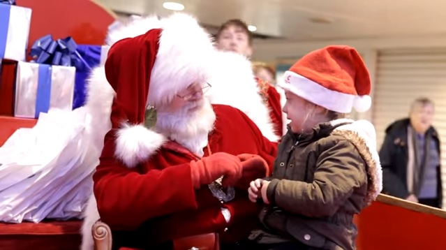La bimba è sorda, ma lei e Babbo Natale si intendono alla perfezione