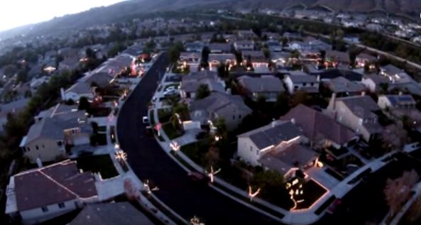 Le luci di Natale sincronizzate in tutto il quartiere – Video