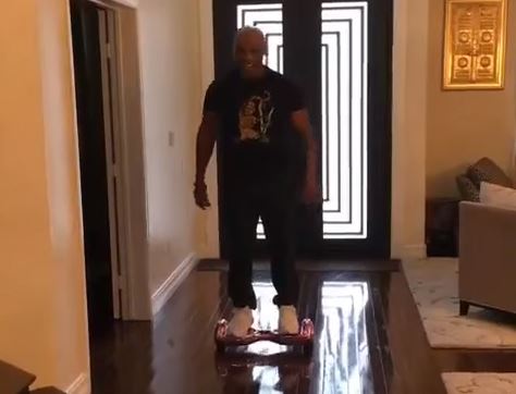 Mike Tyson messo ko da un Hoverboard – Video