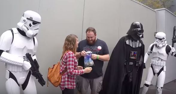 Posa con i suoi eroi preferiti, ma nella busta c’è una sorpresa