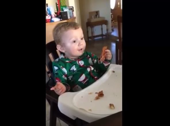 Bambino assaggia il bacon per la prima volta, la sua reazione è tenerissima