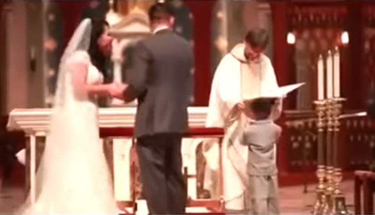 Bimbo porta le fedi e fa scoppiare a ridere anche il prete