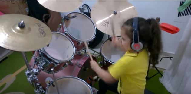 Altro che bambole! Questa bimba che suona la batteria è un vero portento
