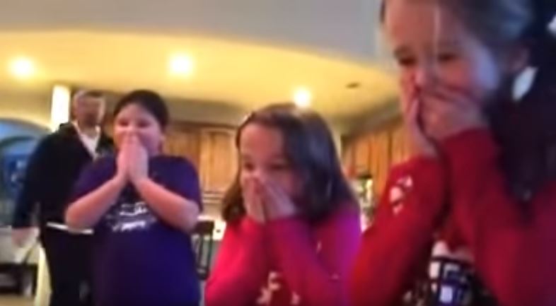 Sotto l’albero di Natale trovano un nuovo fratellino e impazziscono di gioia