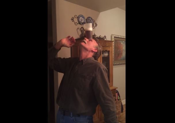 Si appoggia un bicchiere di birra sulla fronte per berlo senza mani o braccia