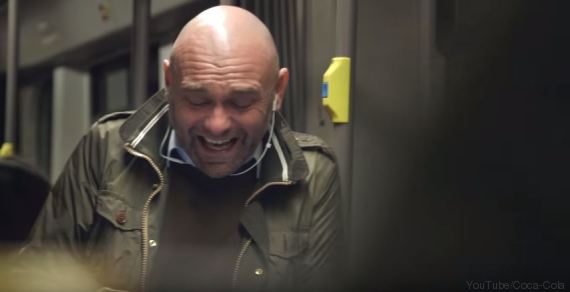 Inizia a ridere in metro e contagia tutti i passeggeri – Video