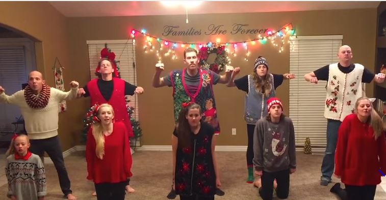 La coreografia natalizia ideata da questa famiglia vi lascerà senza parole – Video