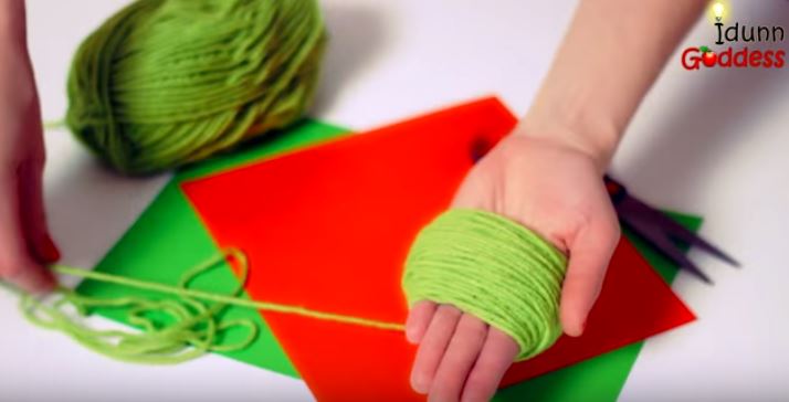 Inizia arrotolando la lana intorno alla mano, il risultato è un’opera d’arte