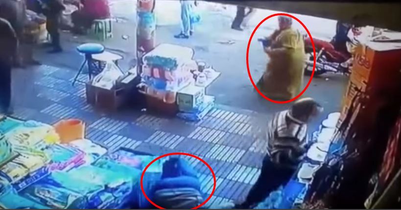 Le palpa il sedere, lei lo mette ko con un pugno – Video