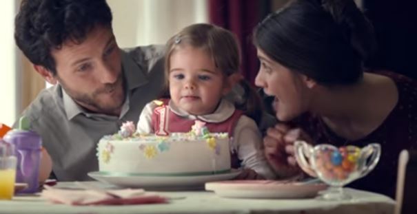 Nessun bambino dimentica i gesti d’amore che fate per lui – Video