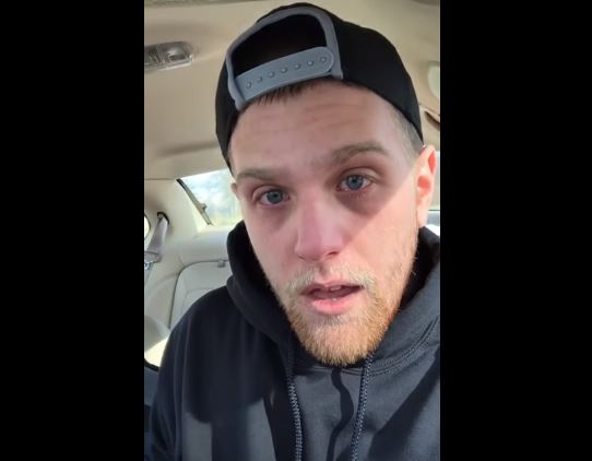 Riceve 700 dollari di mancia: 22enne scoppia a piangere