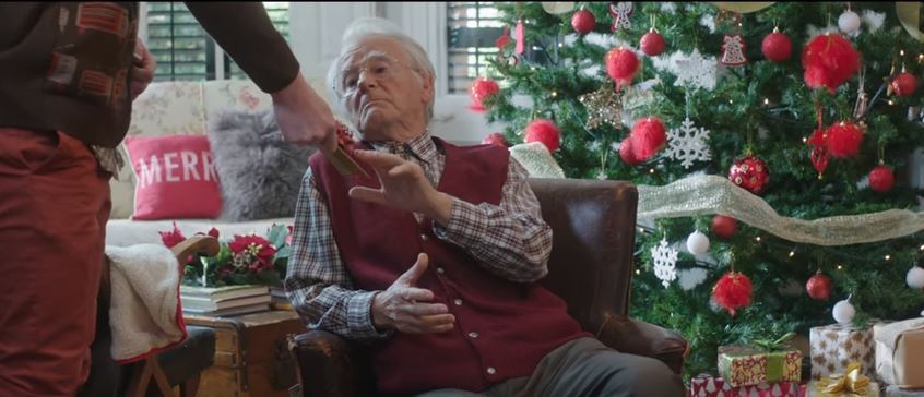 Ancora un nonno protagonista di uno spot , ecco il Natale secondo Pornhub