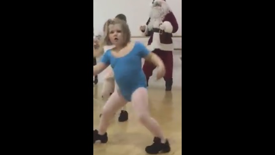 La piccola ribelle balla a modo suo, impossibile non ridere – Video