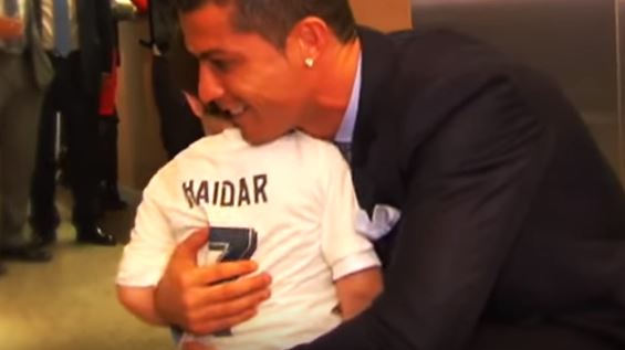 In lacrime davanti al suo idolo: l’abbraccio tra Ronaldo e l’orfano libanese