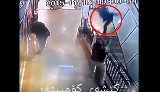 L’”eroe” del centro commerciale prende al volo bimbo caduto dall’alto