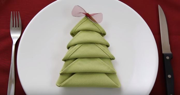 Come trasformare un tovagliolo in un albero di Natale – Video