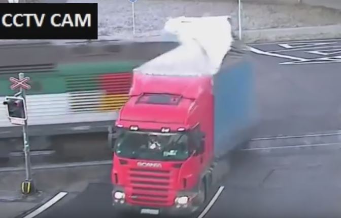 Repubblica Ceca, treno contro tir – Il video choc dell’incidente